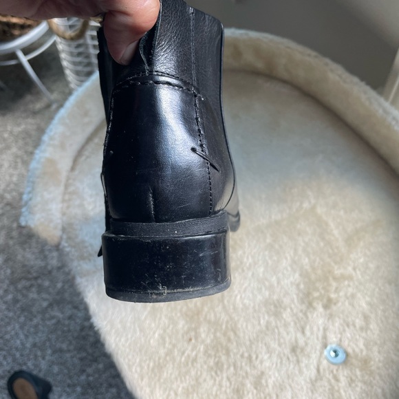 Sarto Woman’s Leather Shoes in SZ 8 in gently used condition - Picture 3 of 12